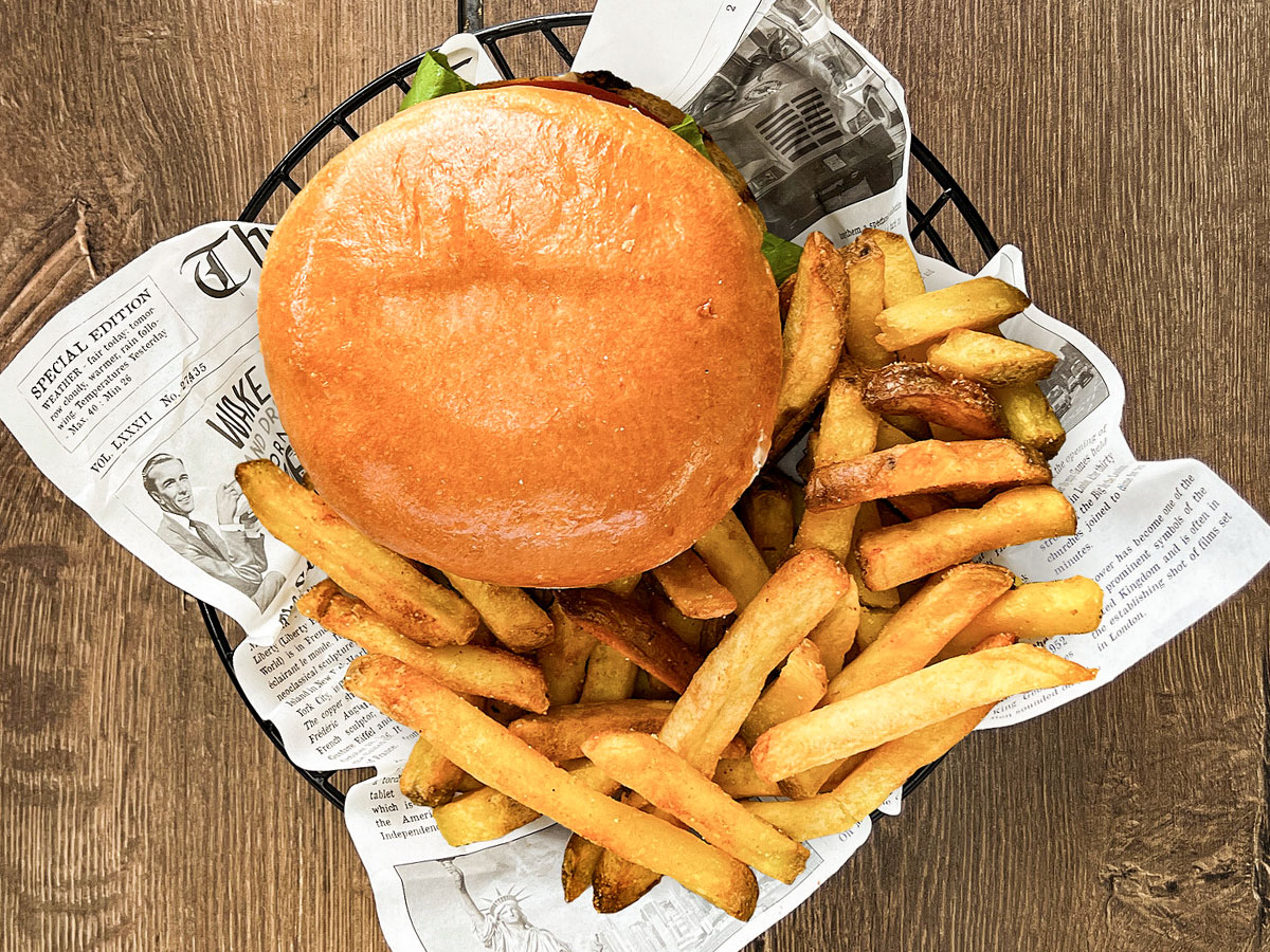 Burger mit Pommes von oben
