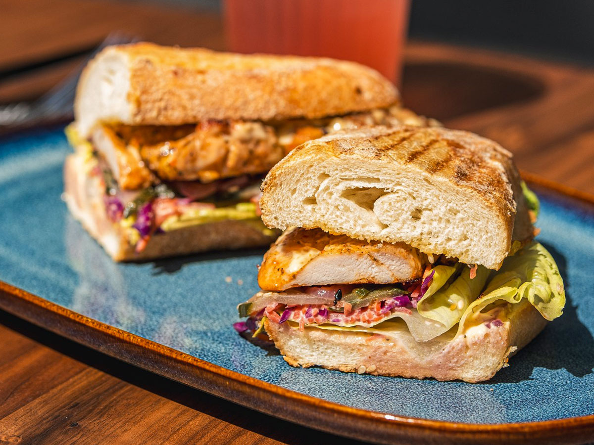 Aufgeschnittenes Chicken Cubano Sandwich